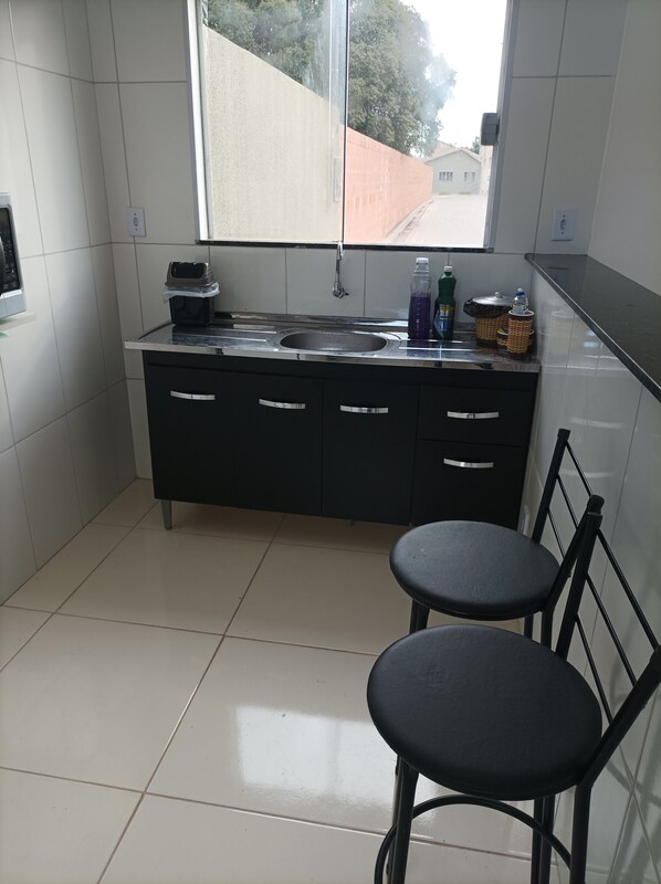 Fridge, microwave, cookware/dishes/utensils, dining tables - Furnished accommodation (Tupã)