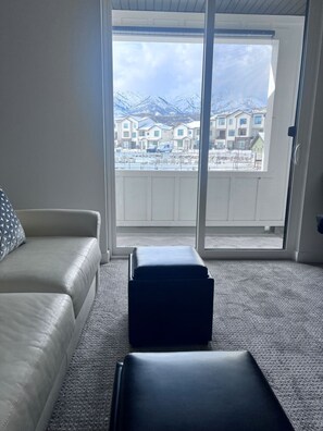 Smart TV, fireplace, video games, books - "Terrapin Basin" - A chill 2200 sf Mtn Green retreat, 12 mins to #1 Snowbasin. (Morgan)