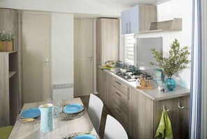 Fridge, stovetop