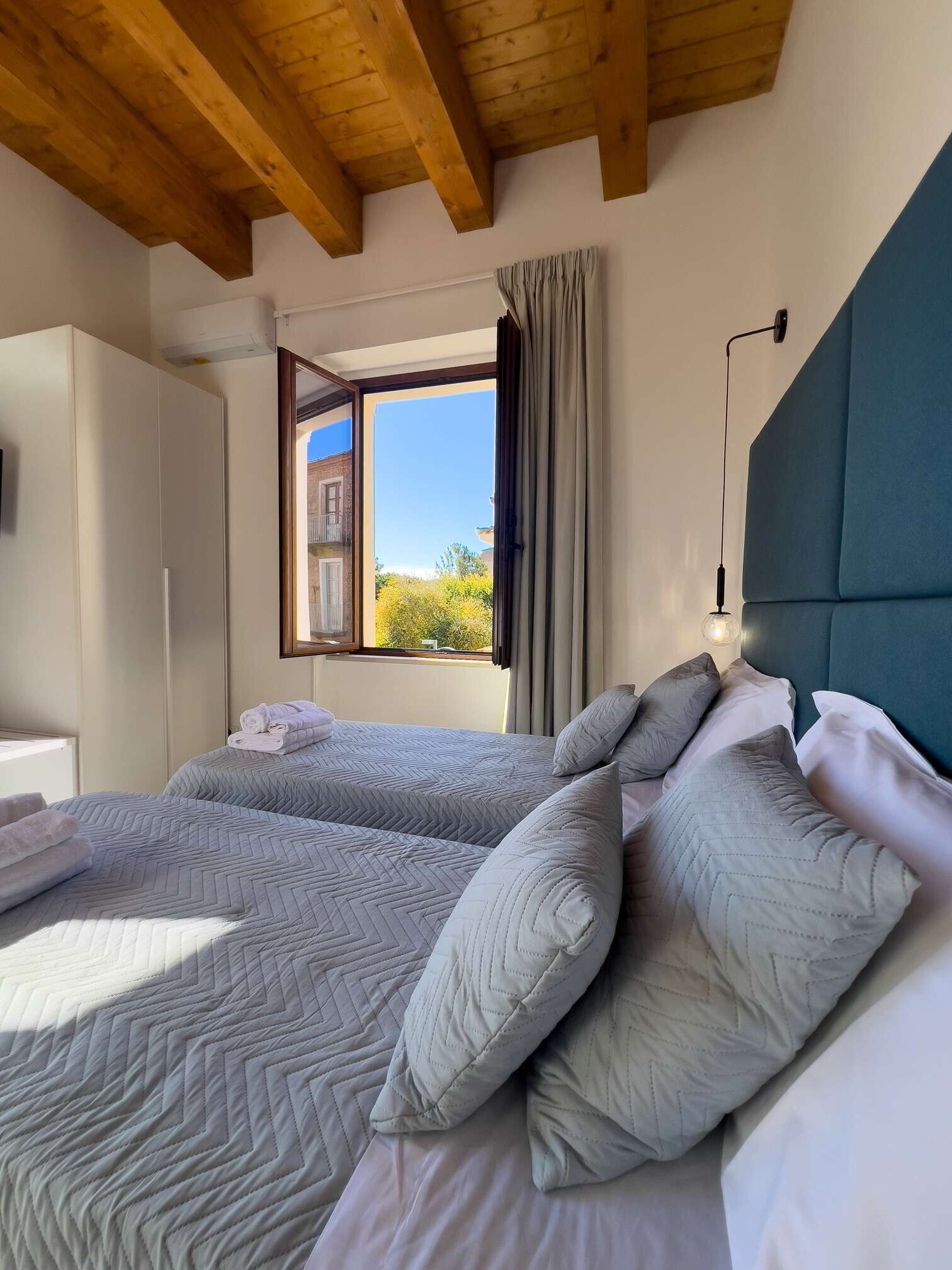 經典雙床房, 2 張單人床, 陽台 | 迷你吧、客房內保險箱、書桌、遮光布/窗簾