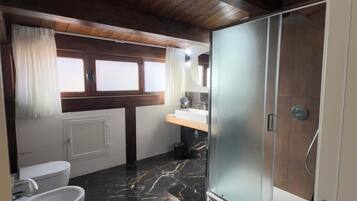 Kamar Royal | Kamar mandi | Shower, pengering rambut, kloset, dan handuk