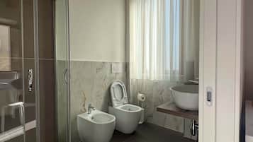 Ducha, secador de pelo, bidet, toallas
