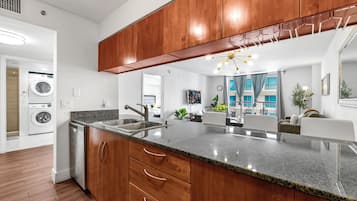 Apartamento, sacada, vista para a cidade | Cozinha privada | Cafeteira/chaleira, toalhas de papel, mesas de jantar