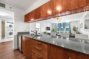 Apartment, Balkon, Stadtblick | Eigene Küche | Wasserkocher mit Kaffee-/Teezubehör, Küchenrolle, Esstisch