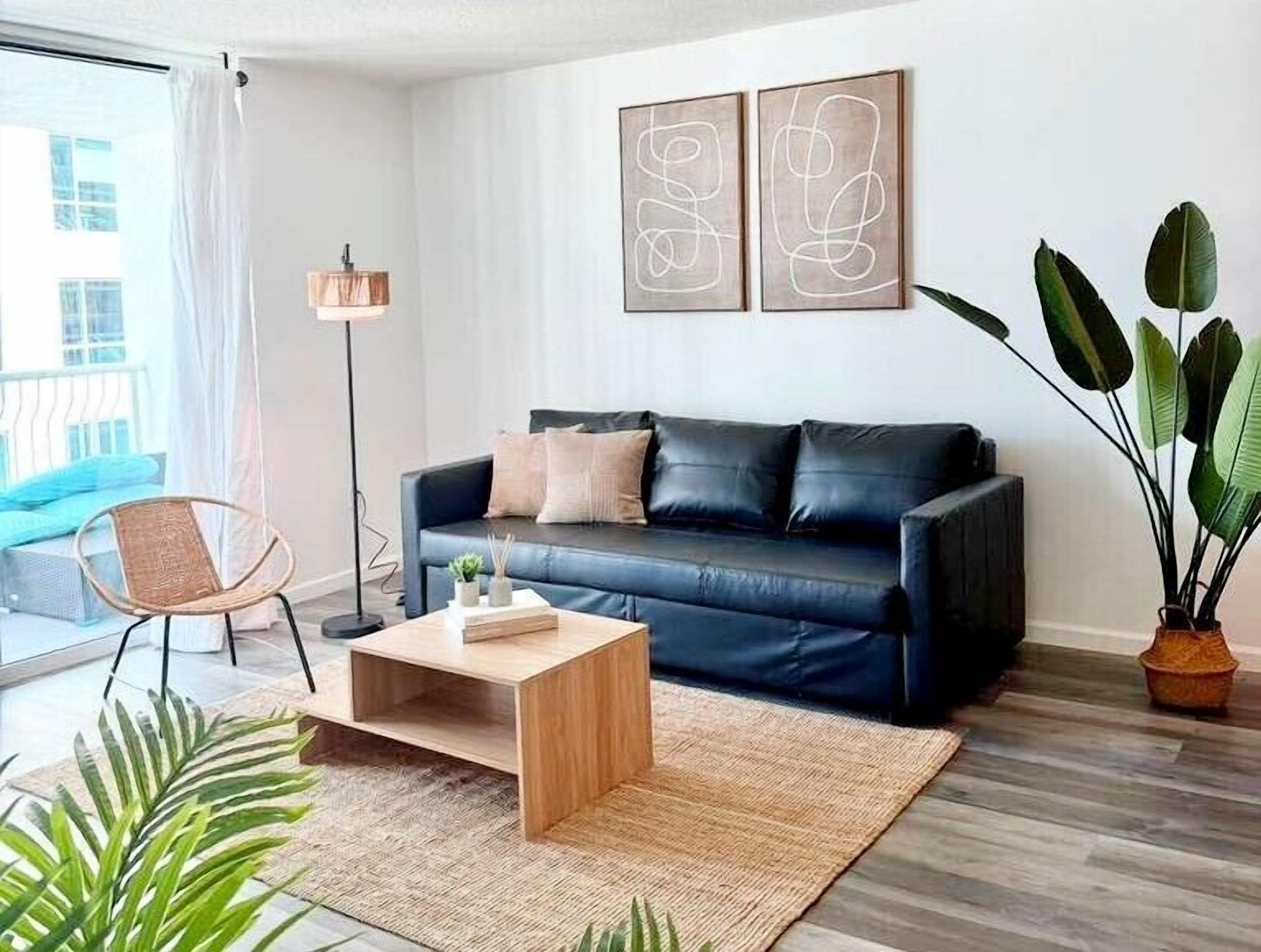 Lägenhet Basic - 1 sovrum - balkong - utsikt mot staden | Vardagsrum | 50-tums smart-tv med kabelkanaler och ett bordtennisbord