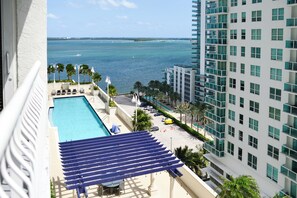 Outdoor pool, free cabanas, pool umbrellas - Modern Condos Located in Brickell (Miami)