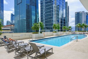 Outdoor pool, free cabanas, pool umbrellas - Modern Condos Located in Brickell (Miami)