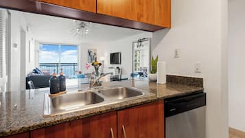 Condo, 3 Bedrooms, Balcony, Ocean View | Dapur peribadi | Pembancuh kopi/teh, tisu, meja makan