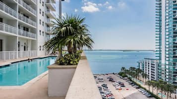 Outdoor pool, free pool cabanas, pool umbrellas