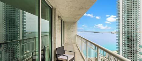 Huoneisto, 2 makuuhuonetta, parveke, kaupunkinäköala | Parveke