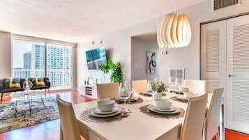 Kondominium, 3 kamar tidur, balkon, pemandangan kota | Makan di kamar