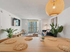 Basic-Apartment, 1 Schlafzimmer, Balkon, Stadtblick | Esszimmer