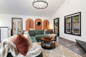 Smart TV, chimenea, videojuegos, futbolito