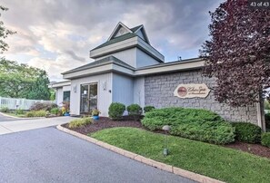 Exterior - 7BR Winter haven, Sauna, Hot Tub, Games, Sleeps 18 (McGaheysville)