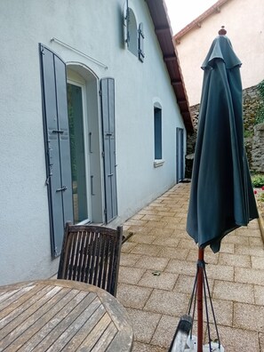 Outdoor dining - House and garden for 6 people near lakes and hiking trails (Luc)