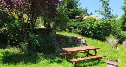 House and garden for 6 people near lakes and hiking trails