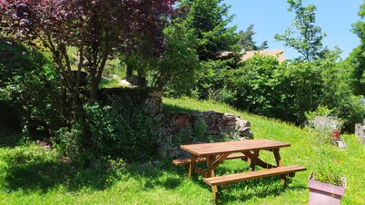 House and garden for 6 people near lakes and hiking trails