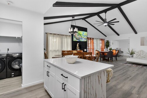 Sleeps 17/Private Beach & Heated pool /mins to Downtown /Buccs /Bush Gardens/Zoo