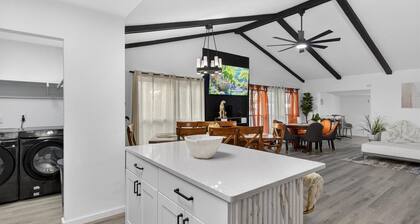 Sleeps 17/Private Beach & Heated pool /mins to Downtown /Buccs /Bush Gardens/Zoo