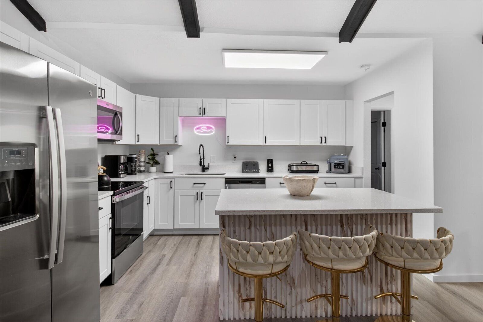 Refrigerador, microondas, horno y parrilla de estufa 