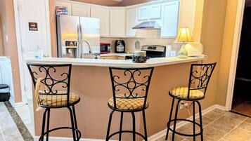 Microondas, horno, placa de cocina, lavavajillas