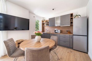 Kühlschrank, Mikrowelle, Herdplatte, Kochgeschirr/Geschirr/Besteck