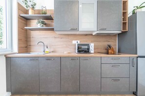 Kühlschrank, Mikrowelle, Herdplatte, Kochgeschirr/Geschirr/Besteck