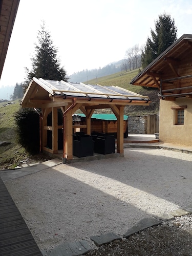 Gîte dans une ferme traditionnelle.
Terrasse avec piscine.
Animaux  acceptés