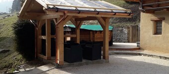 Gite in a traditional farmhouse. Terrace with swimming pool. Pets allowed