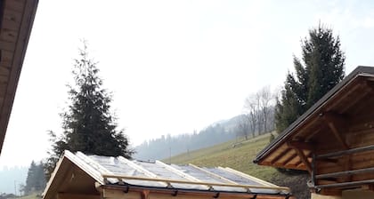 GĂźte dans une ferme traditionnelle.
Terrasse avec piscine.
Animaux acceptés