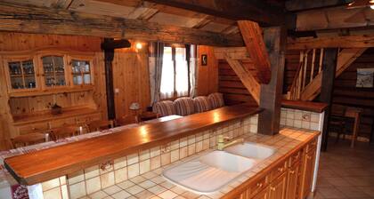 GĂźte dans une ferme traditionnelle.
Terrasse avec piscine.
Animaux acceptés