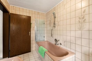Shower, towels, soap, toilet paper - Large vacation home in beautiful Nehren on the Moselle (Nehren)