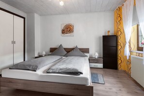 5 bedrooms, WiFi, bed sheets - Large vacation home in beautiful Nehren on the Moselle (Nehren)