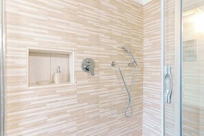 Shower, hair dryer, bidet, towels - Apartment in villa (Cagliari)