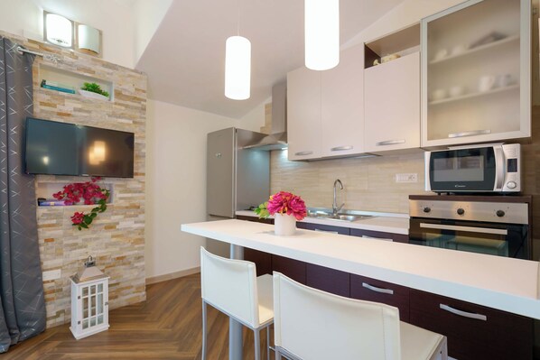 Mikrobølgeovn, kaffetrakter/tekoker og kjøkkenutstyr