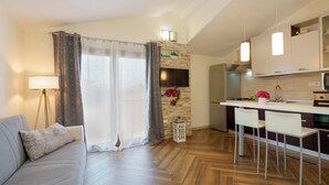 Una cocina moderna con una isla central, taburetes de bar y un horno empotrado.