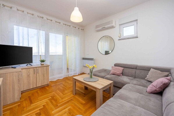 TV - Holiday apartment with washing machine and air conditioning (Jadranovo)