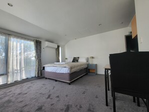 標準開放式套房, 庭園景 | 遮光窗簾/窗簾、熨斗/熨衫板、可攜式嬰兒床、免費 Wi-Fi