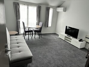 Junior Suite, Courtyard View | Living area