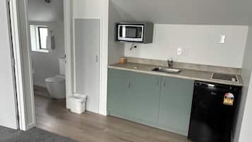 小型套房, 庭院景观 | 私人厨房 | 迷你冰箱、微波炉、烤面包机、厨具/餐具