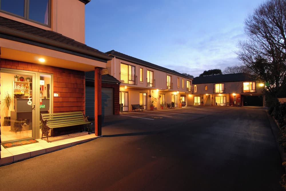 Courtesy Court Motel