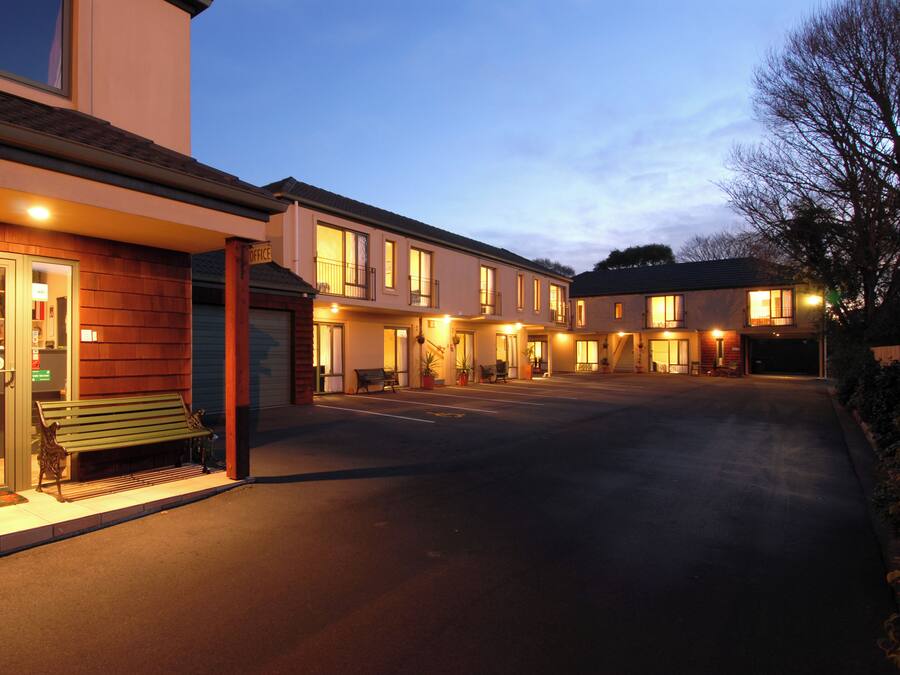 Façana frontal de l'allotjament (vespre/nit)