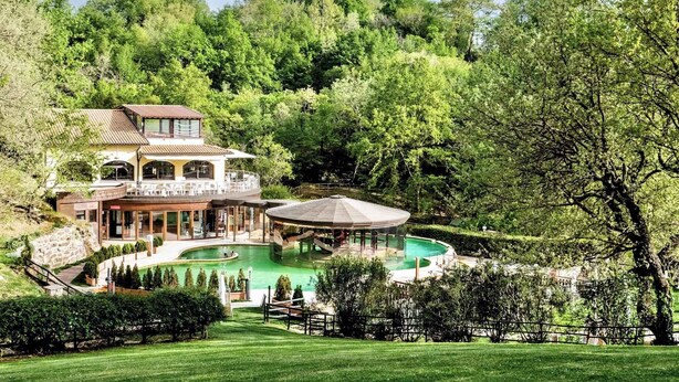 A large house with a swimming pool, a gazebo, and a well-maintained garden. - Holiday apartment with air conditioning and pool (Sorano)