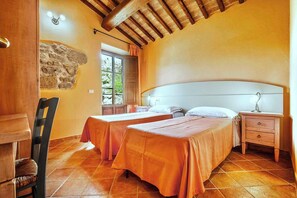 2 bedrooms, iron/ironing board, travel cot, Internet