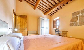 3 slaapkamers, een strijkplank/strijkijzer, reisbedje, wifi