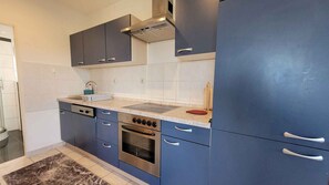 Kühlschrank, Ofen, Wasserkocher mit Kaffee-/Teezubehör, Toaster
