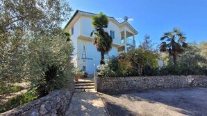 Un bâtiment portant une enseigne « PARTMANI 56 », indiquant qu’il s’agit d’un hôtel ou d’un immeuble.
