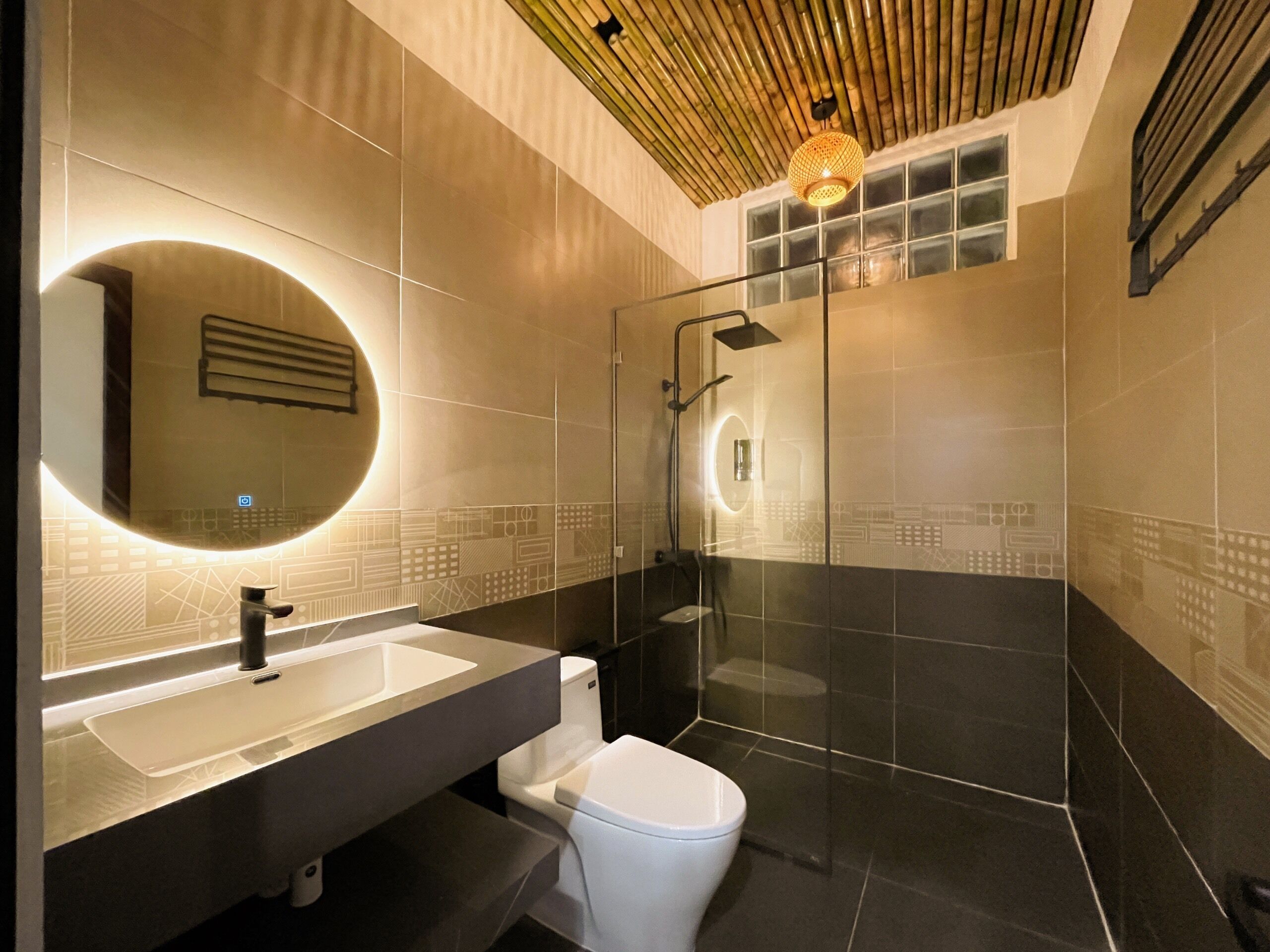 Habitación triple básica, vistas al jardín | Baño | Ducha, artículos de higiene personal gratuitos y secador de pelo