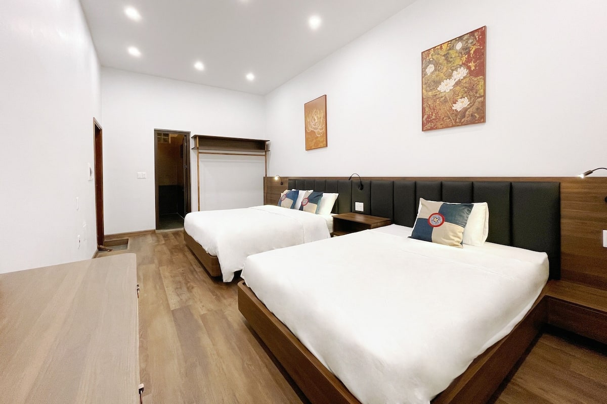 Basic Triple Room, Garden View | Meja, ruang kerja komputer riba, kalis bunyi, Wi-fi percuma