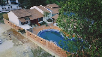 Vista frontal de la propiedad